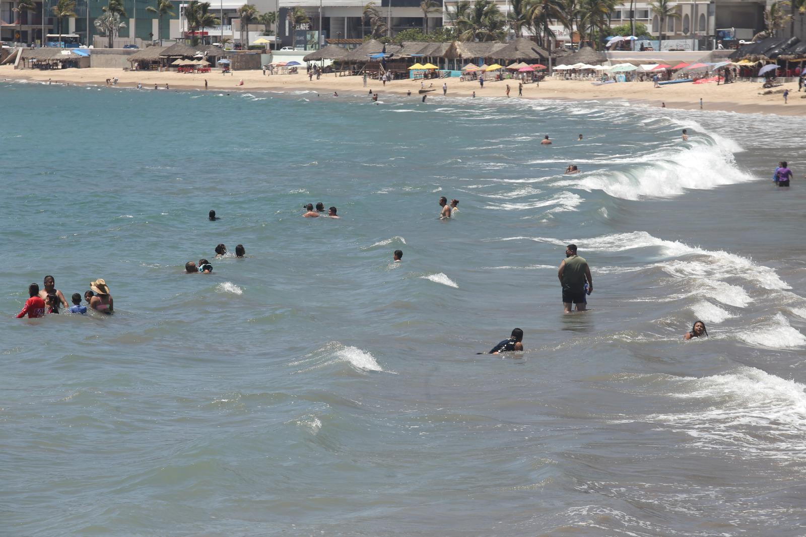 $!Playas de Mazatlán registran constante afluencia de visitantes este sábado