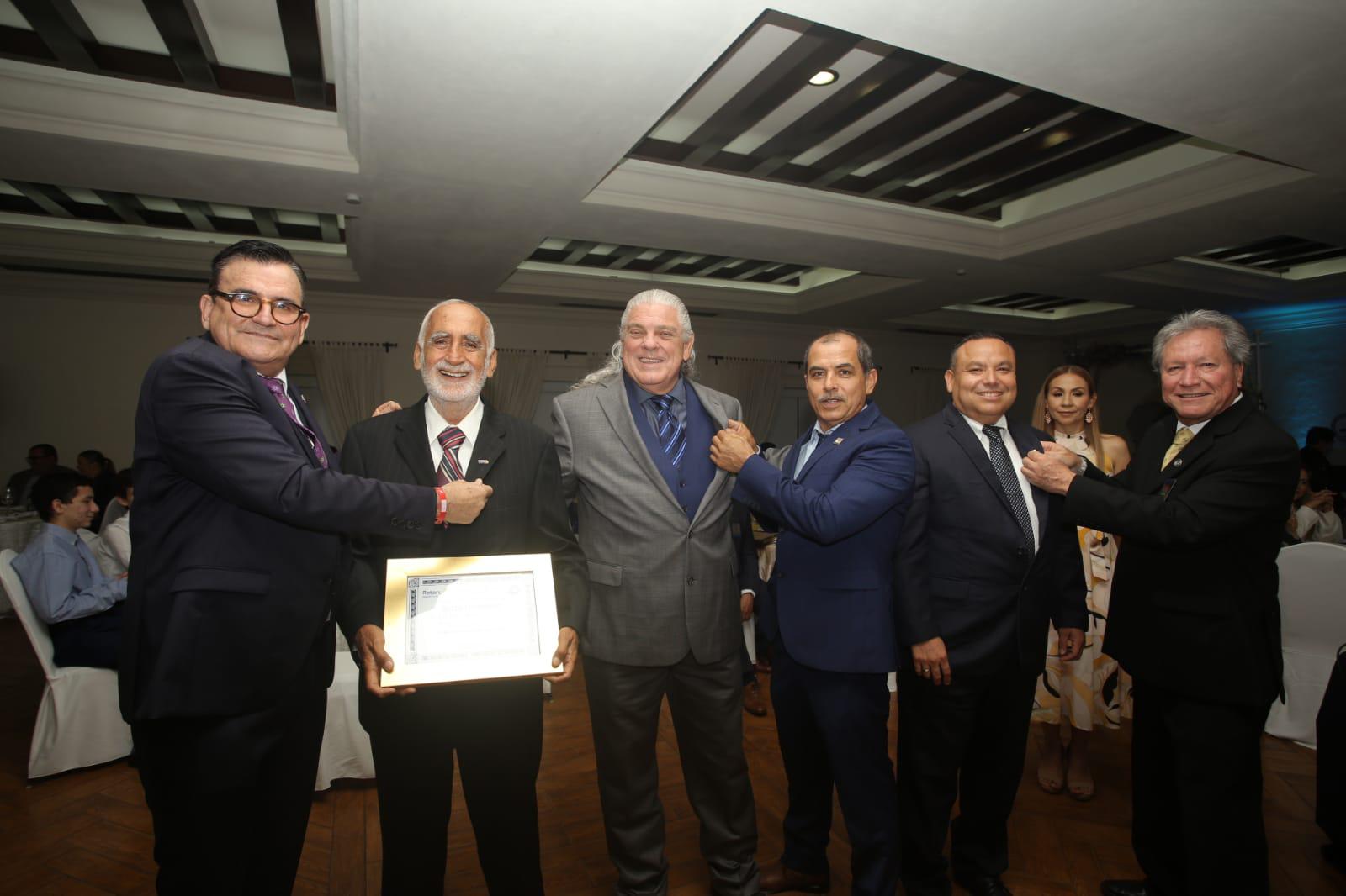 $!Martín Sánchez, Adolfo González y Juan Llausás entrega el botón Paul Harris a los tres nuevos socios, Diego Escoboza, Michael Christian y Miguel Ángel López.