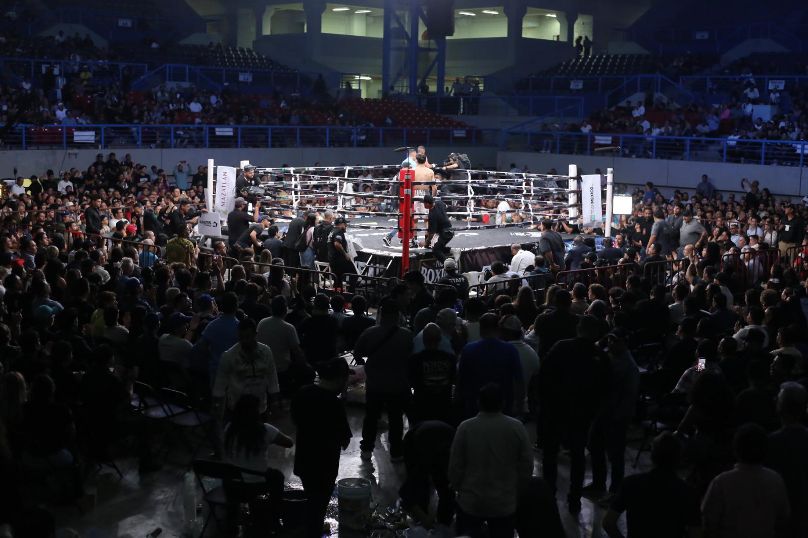 $!Mazatlecos se hacen presentes en el CUM para apoyar a Marco Verde en casa