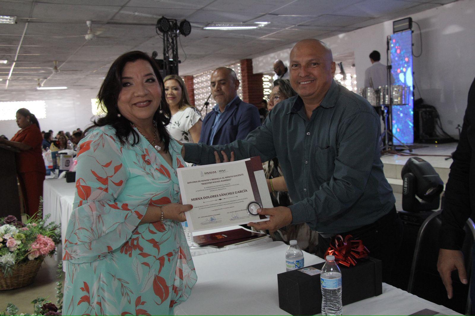 $!Municipio celebra a maestros de Rosario en su día; 7 docentes recibieron la medalla ‘Maestro Rafael Ramírez’