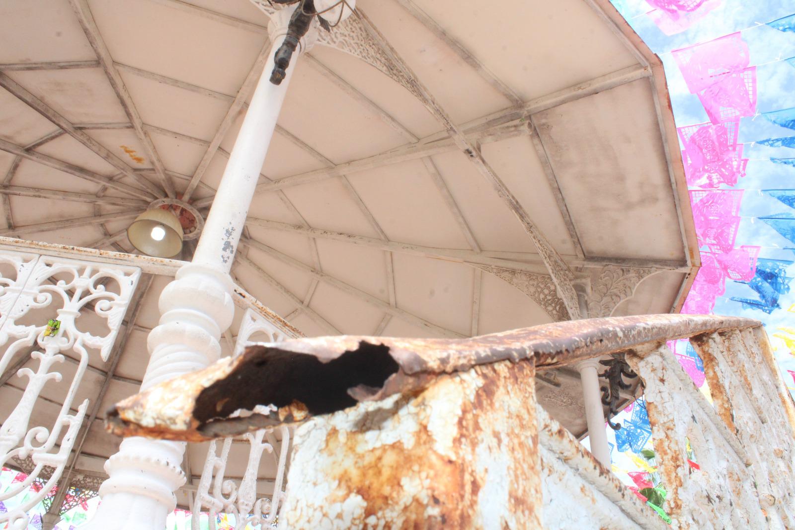 $!Vecinos afirman que plazuela y quiosco frente al Santuario de la Virgen del Rosario está ‘en el olvido’