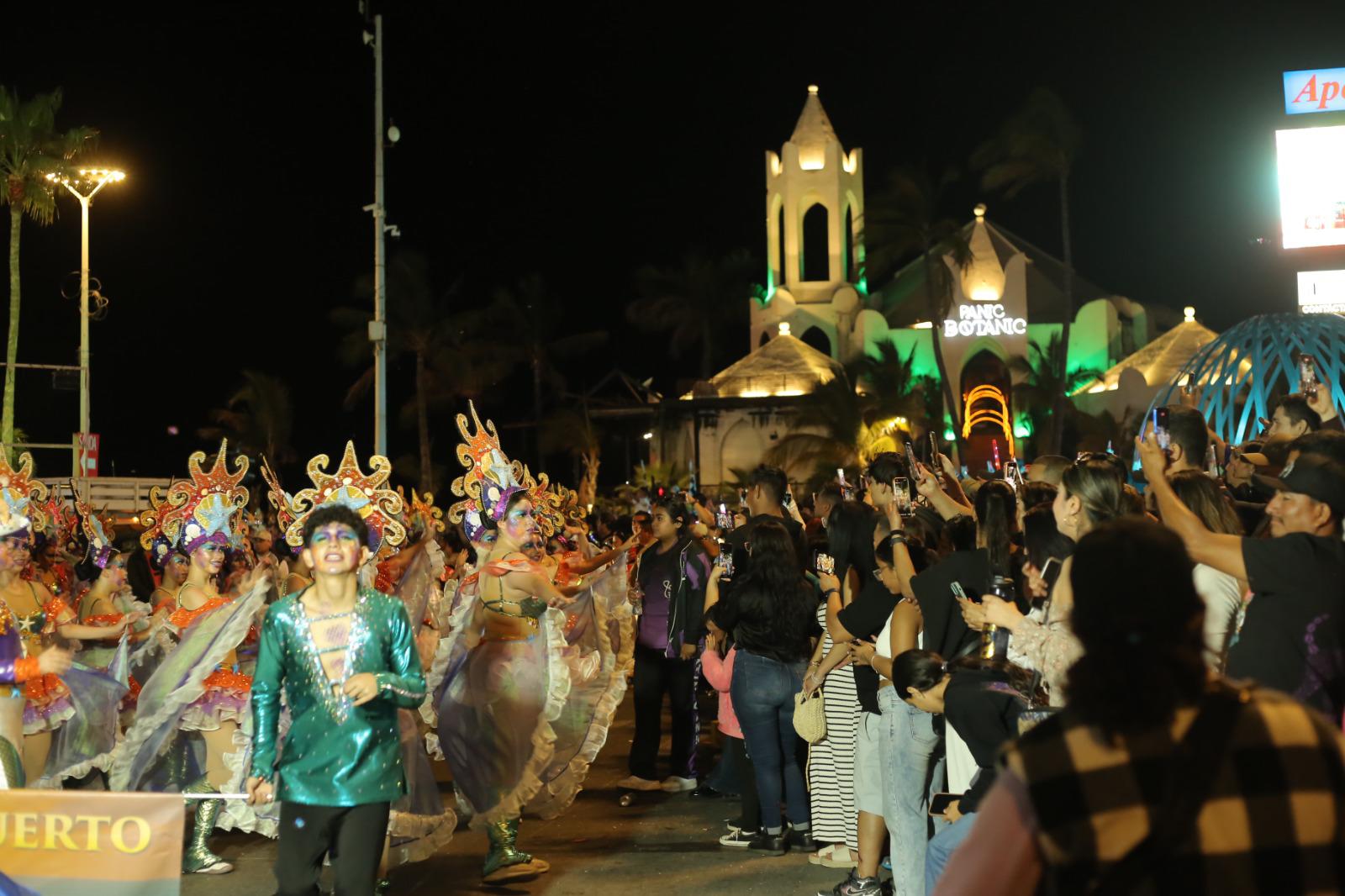 $!Disfrutan miles de personas el cierre del primer desfile del Carnaval de Mazatlán
