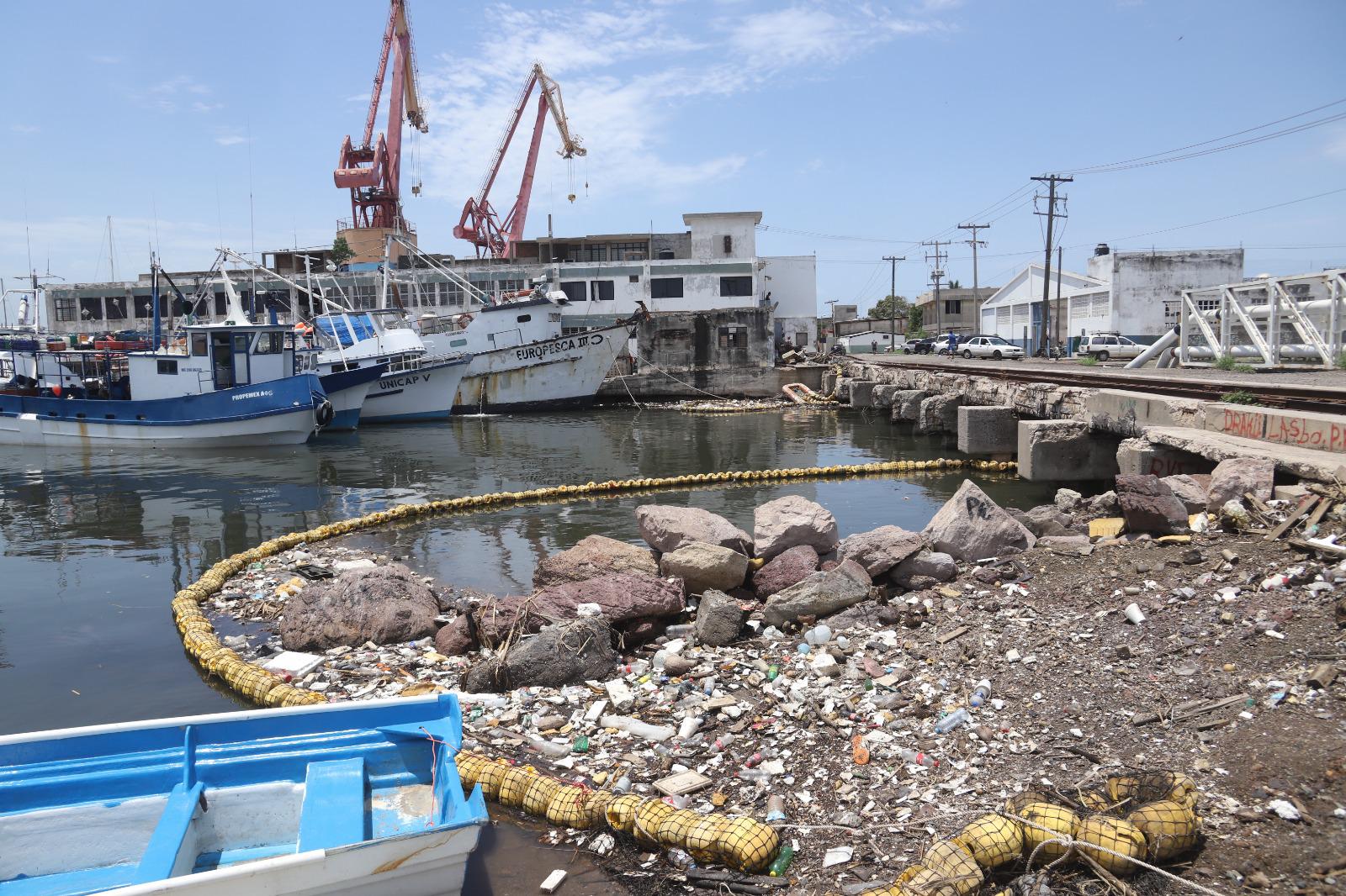 $!Impide biobarda que 12 toneladas de basura lleguen al mar en el puente Juárez