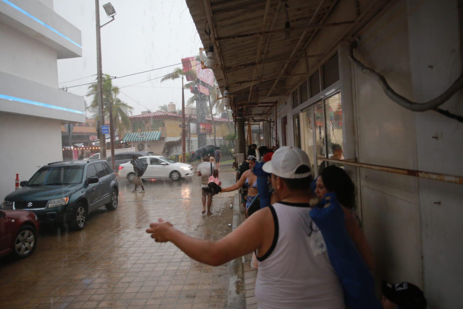 $!Azota fuerte viento y lluvia a Mazatlán