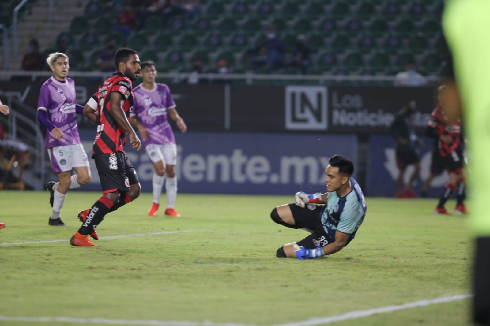 $!Mazatlán FC y Xolos salen parejos 2-2 en duelo de preparación en el Kraken