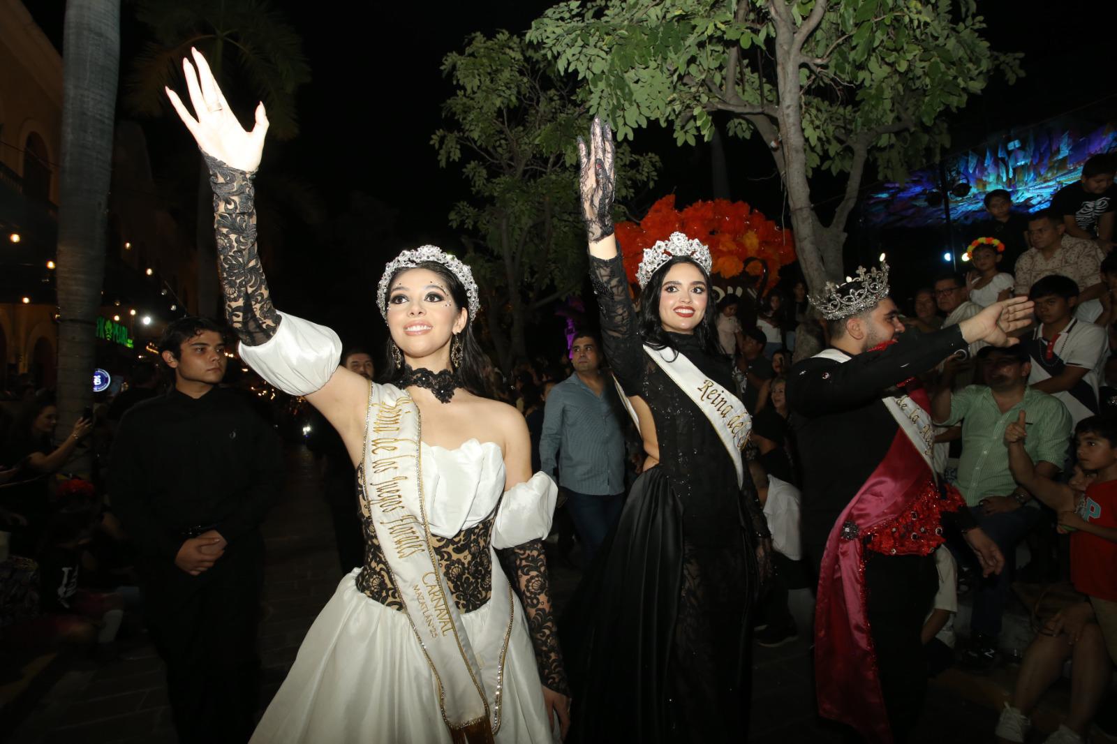$!Catrinas, calaveras y almas de ultratumba encienden el ambiente festivo de la callejoneada en Mazatlán