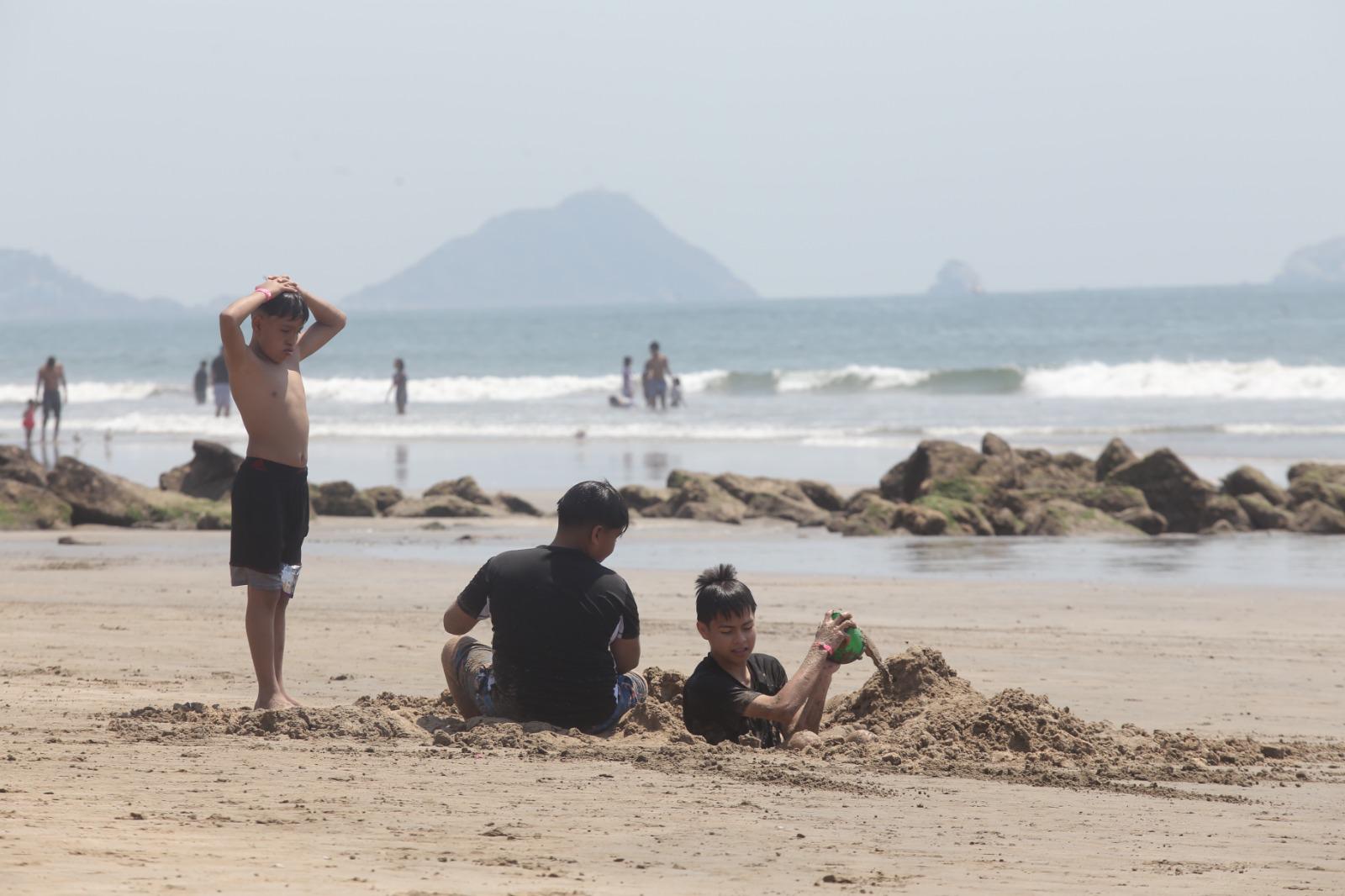 $!Disfrutan cientos de personas de playas y atractivos de Mazatlán en este Domingo de Ramos