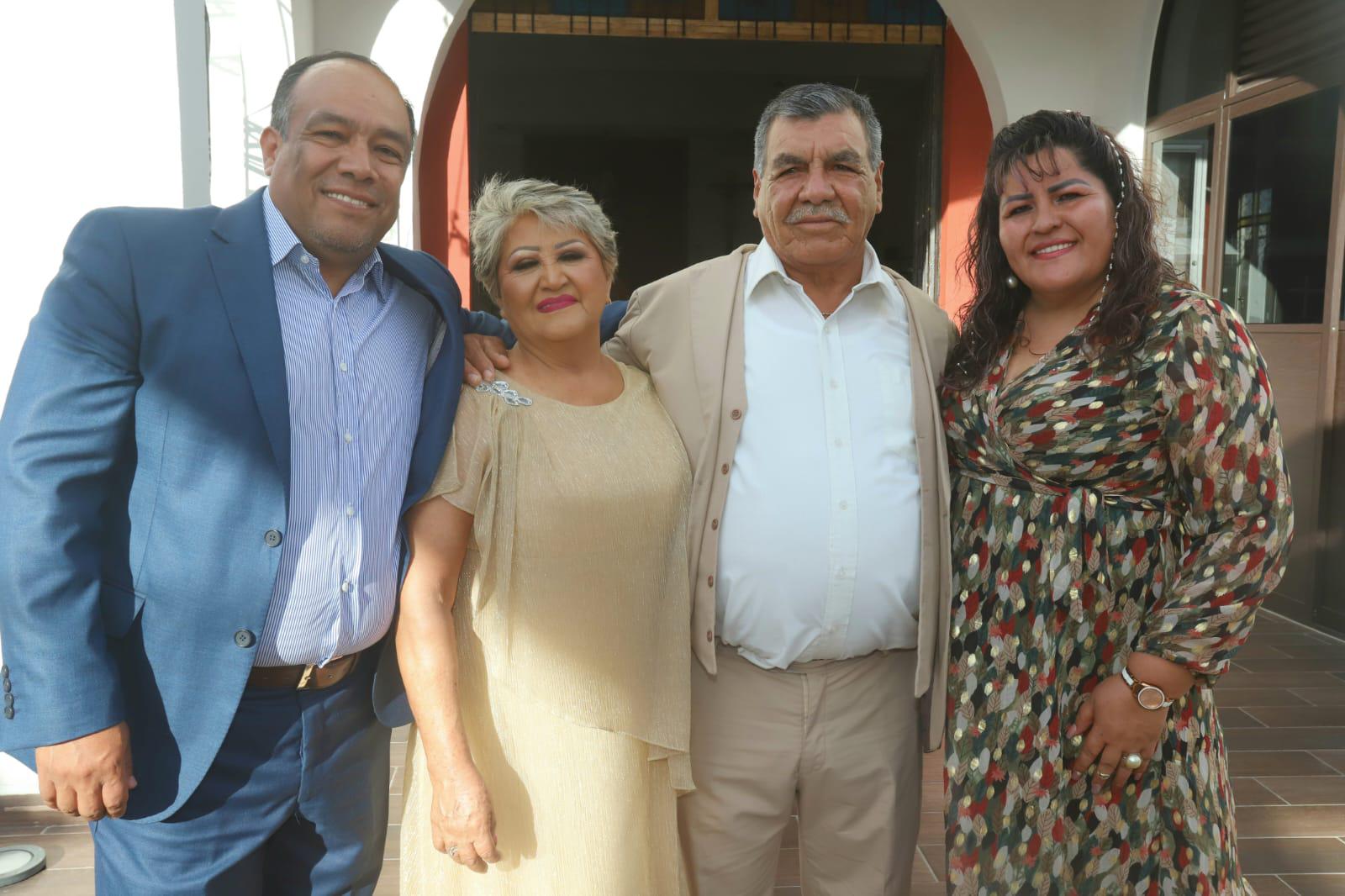 $!Los novios entre Armando Vergada y Lupita Porras, padrinos de anillos.