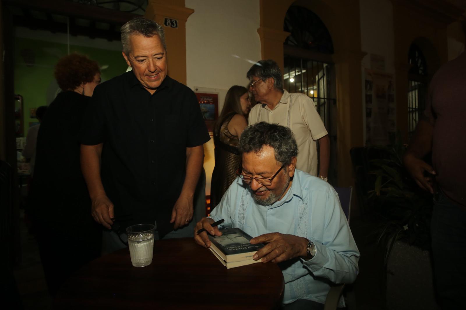 $!Al finalizar, el autor convivió con los asistentes y firmó ejemplares de sus obras.