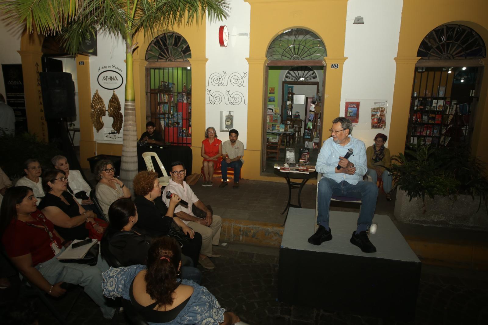 $!Frente a La Casa del Caracol, lectores participaron en un diálogo abierto sobre literatura y realidad social.