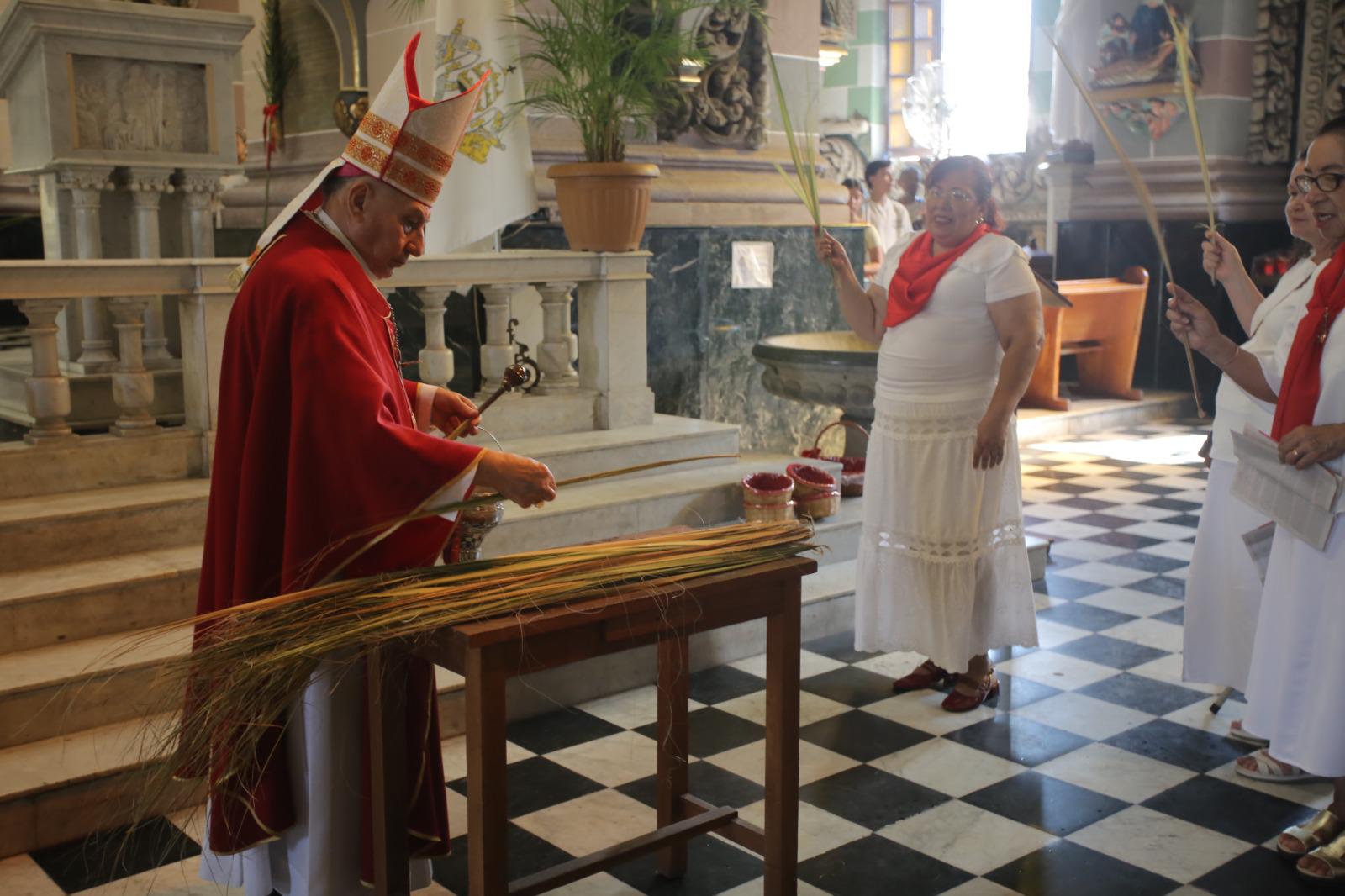 $!Obispo de Mazatlán llama a vivir la paz y la bondad en el Domingo de Ramos