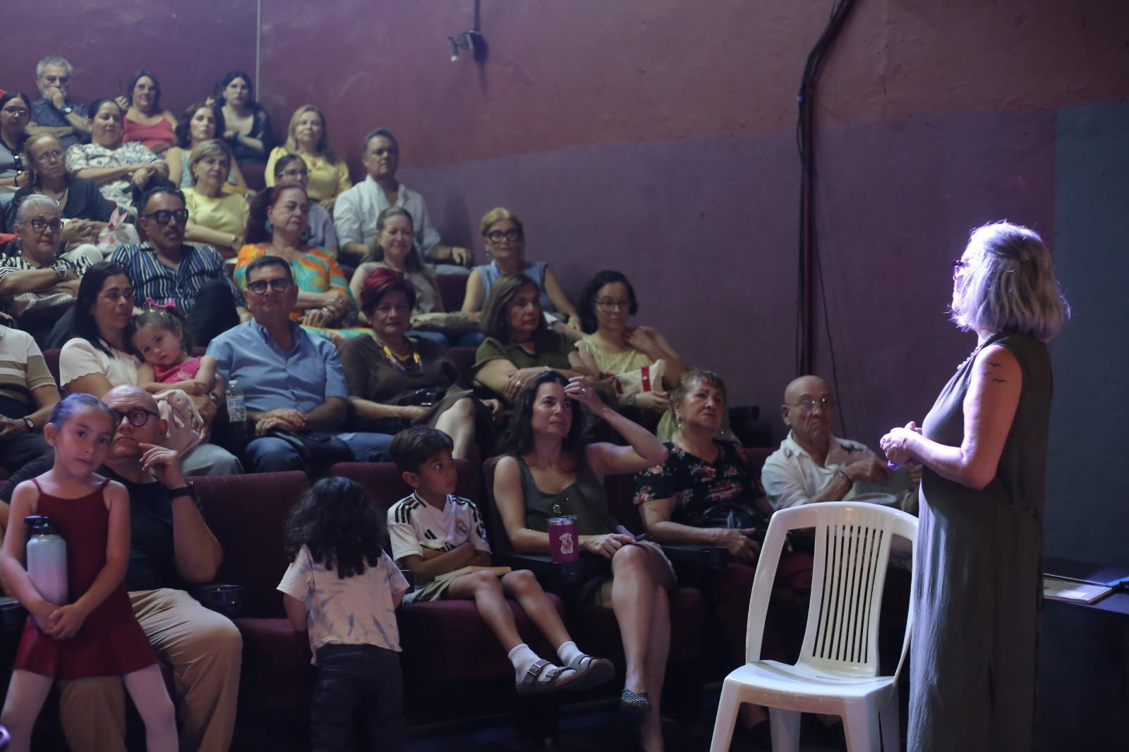$!Laura Medina presentó al joven escritor a los presentes.