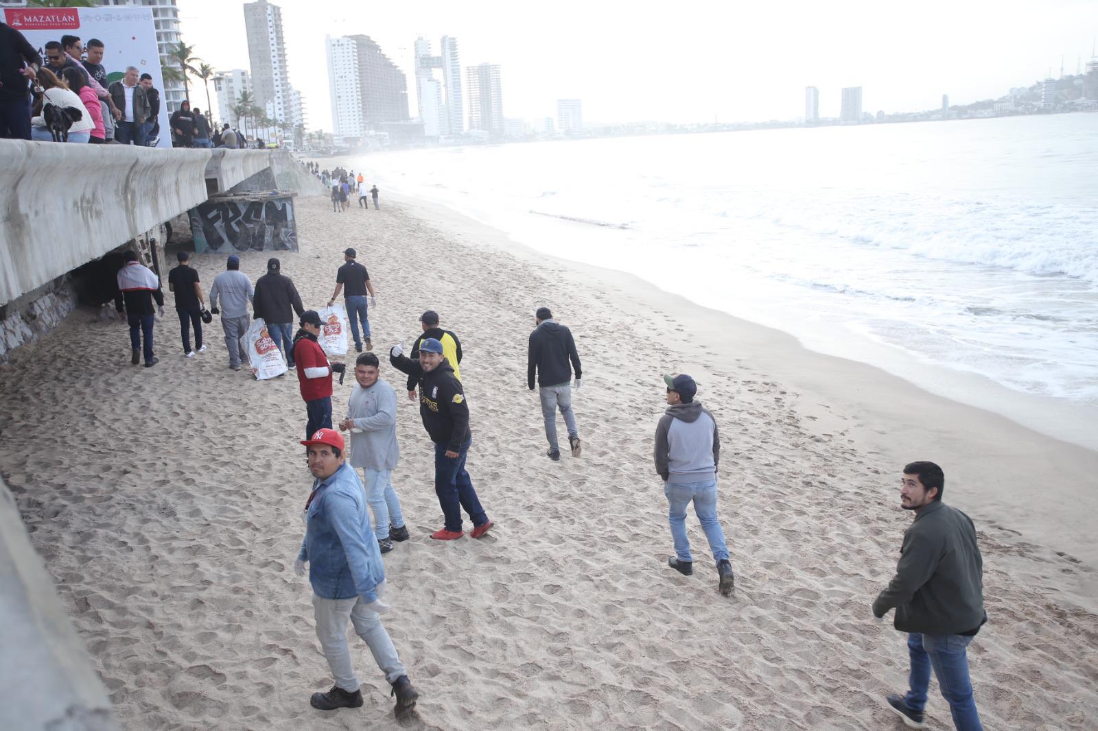$!Decenas de estudiantes se unen a una nueva jornada de limpieza de playas en Mazatlán