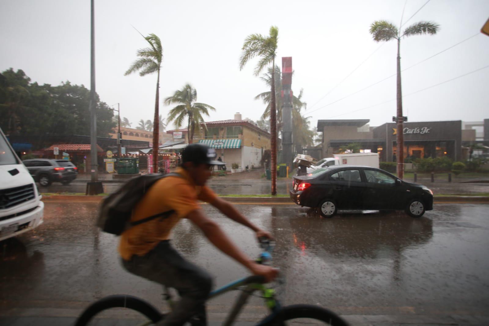 $!Azota fuerte viento y lluvia a Mazatlán
