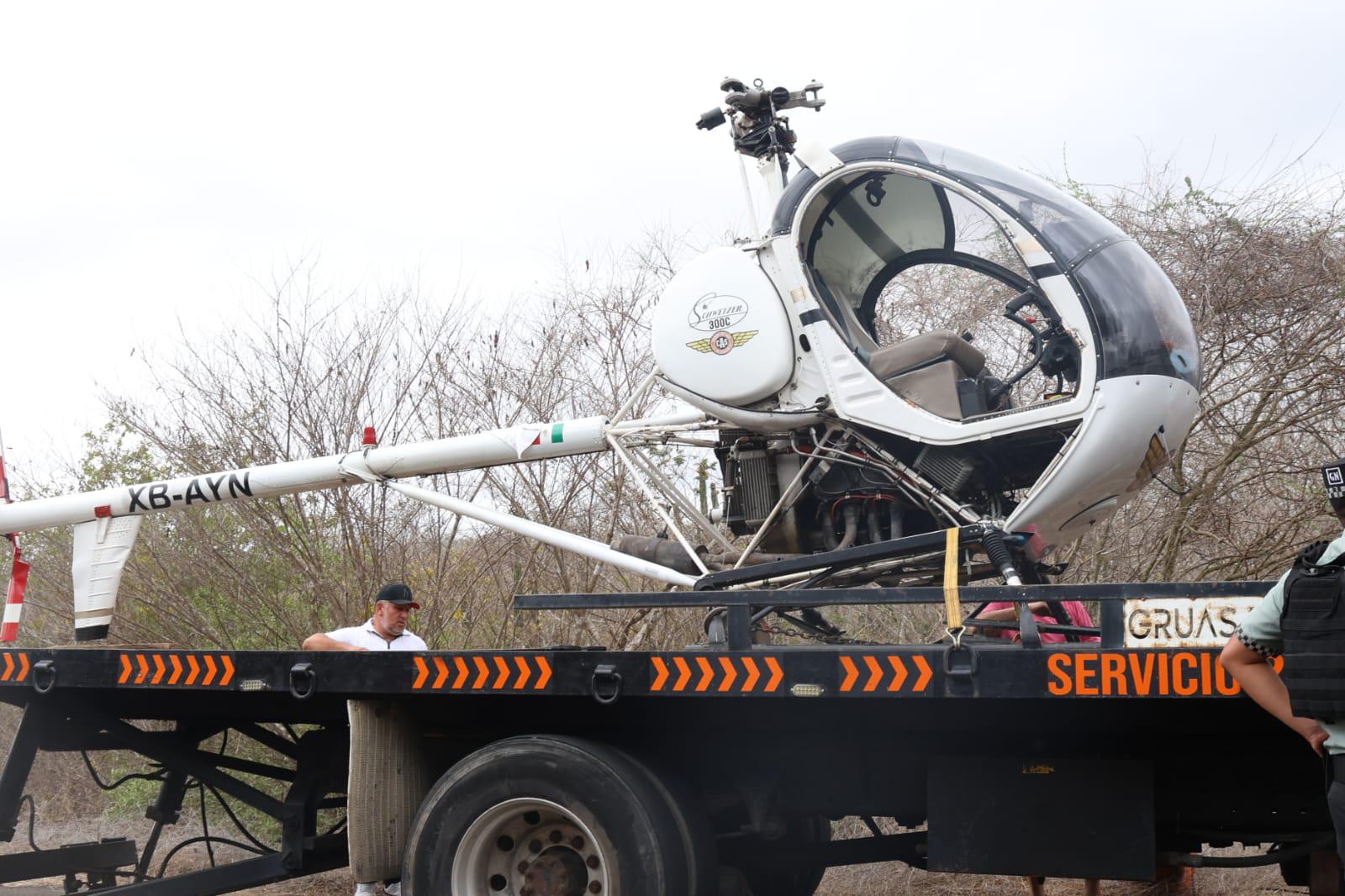 $!Aterriza de emergencia helicóptero en carretera al norte de Mazatlán; sus tripulantes resultan ilesos