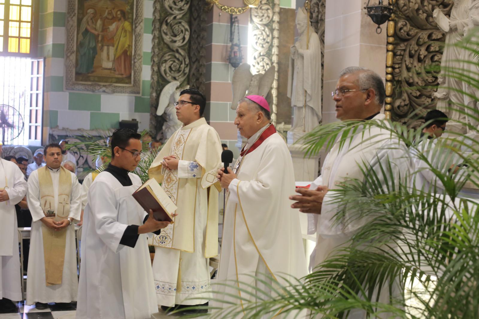 $!Renuevan sacerdotes de Mazatlán sus promesas de fe en la Misa Crismal