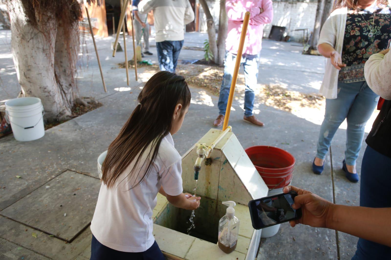 $!Denuncian colapso en el drenaje en jardín de niños de Mazatlán