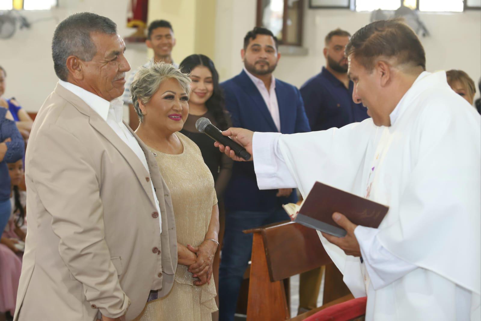 $!La pareja al momento de renovar sus votos matrimoniales.