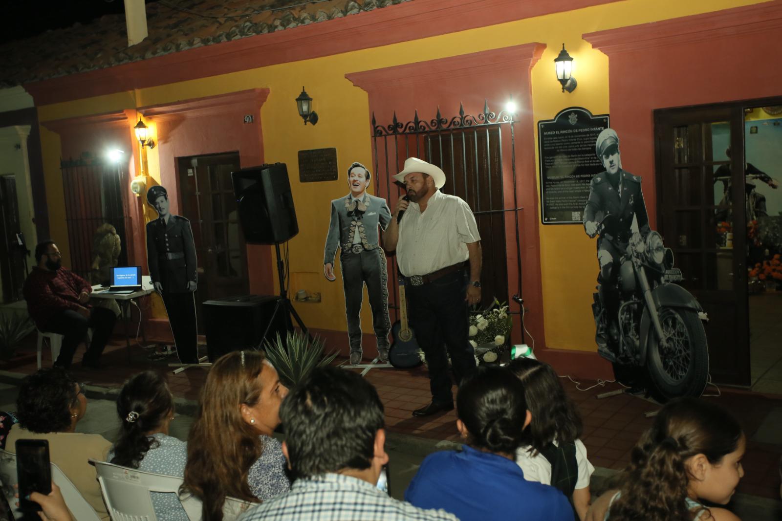 $!Ernesto Tirado, entre aplausos, dedica “Enamorada” al público reunido en la casa natal de Pedro Infante.