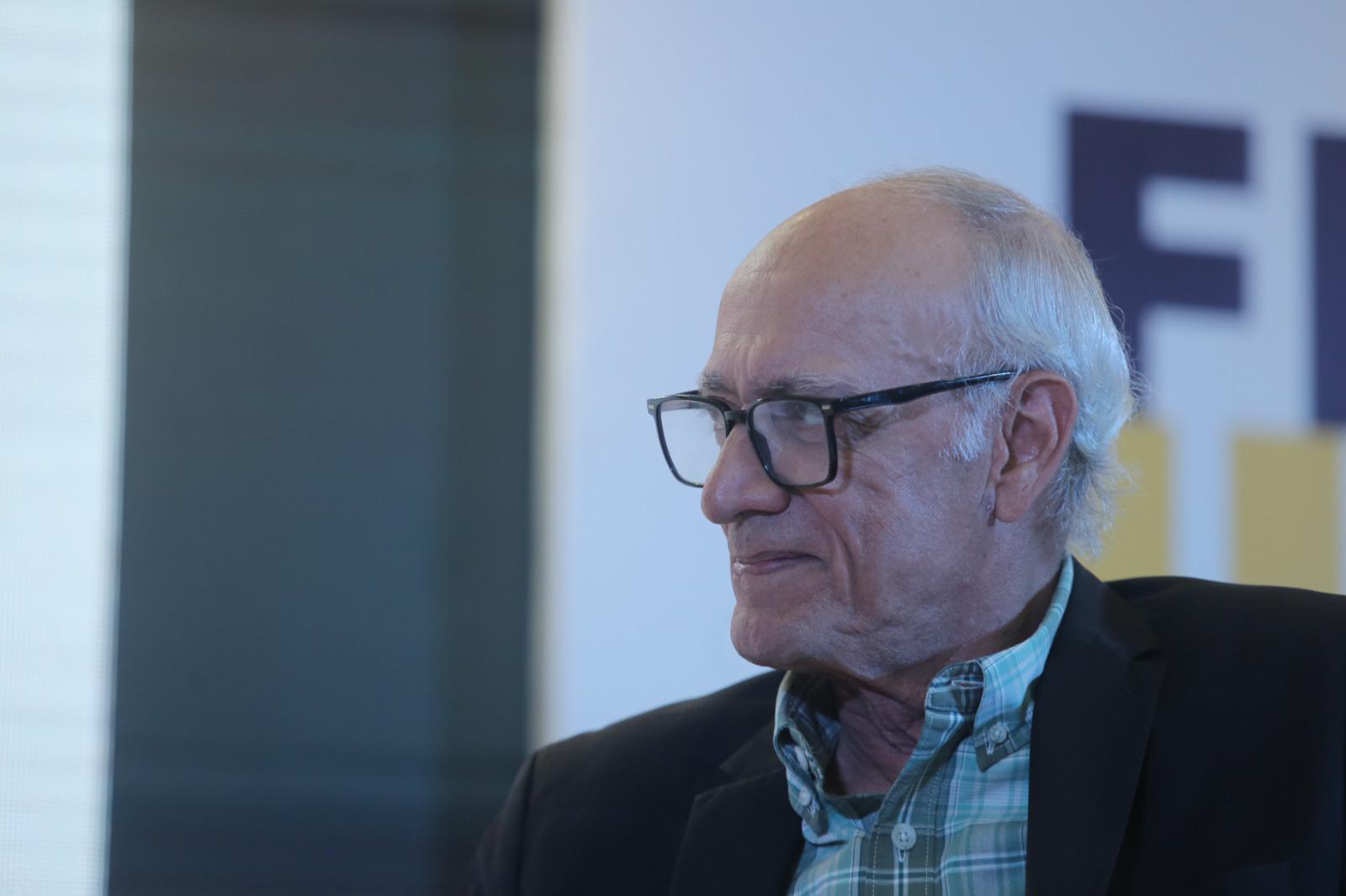 $!Hinojosa leyó fragmentos de su obra Cartas a Dorothy frente al público de la FeliUAS.