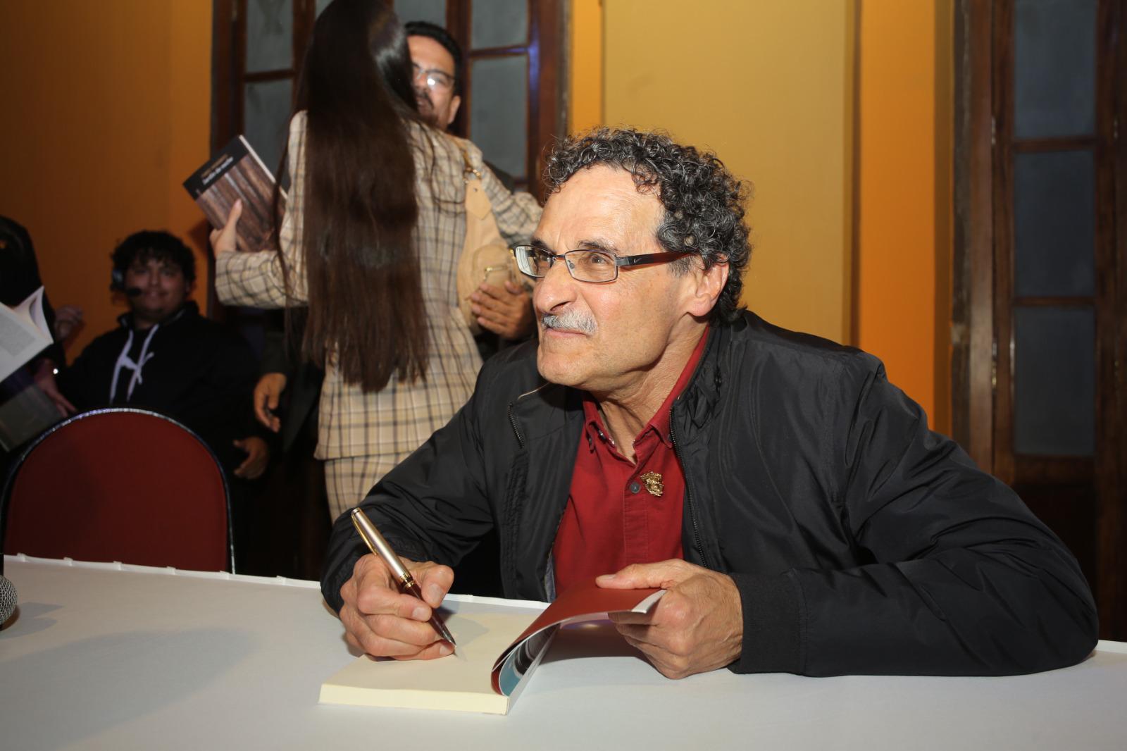 $!El escritor italo-mexicano Fabio Morábito firma algunos autógrafos.