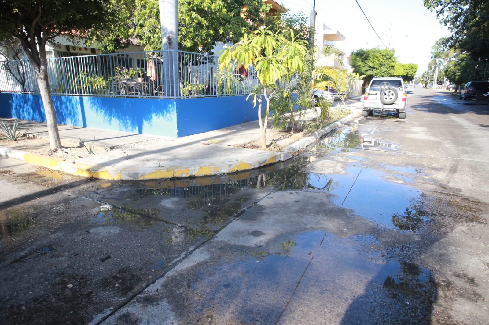 $!Corren aguas negras por calles del Sábalo Country