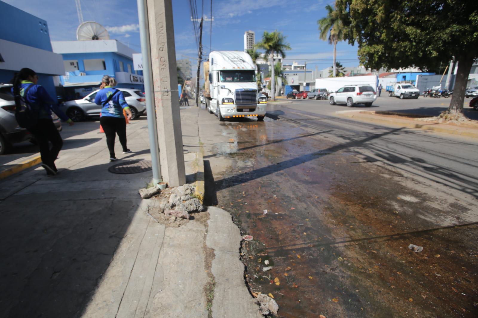 $!Denuncian fugas de aguas negras sobre la Avenida Lola Beltrán, en Mazatlán
