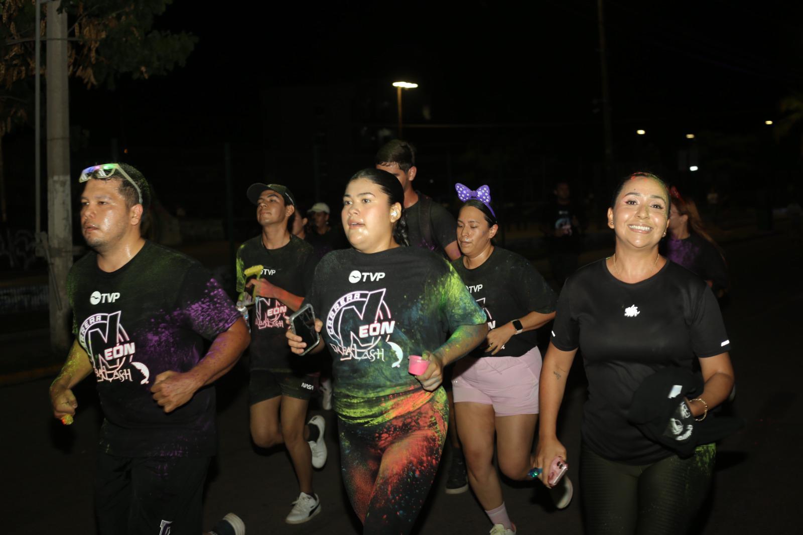 $!Mazatlecos y turistas disfrutan de fiesta de color en Carrera Neón TVP