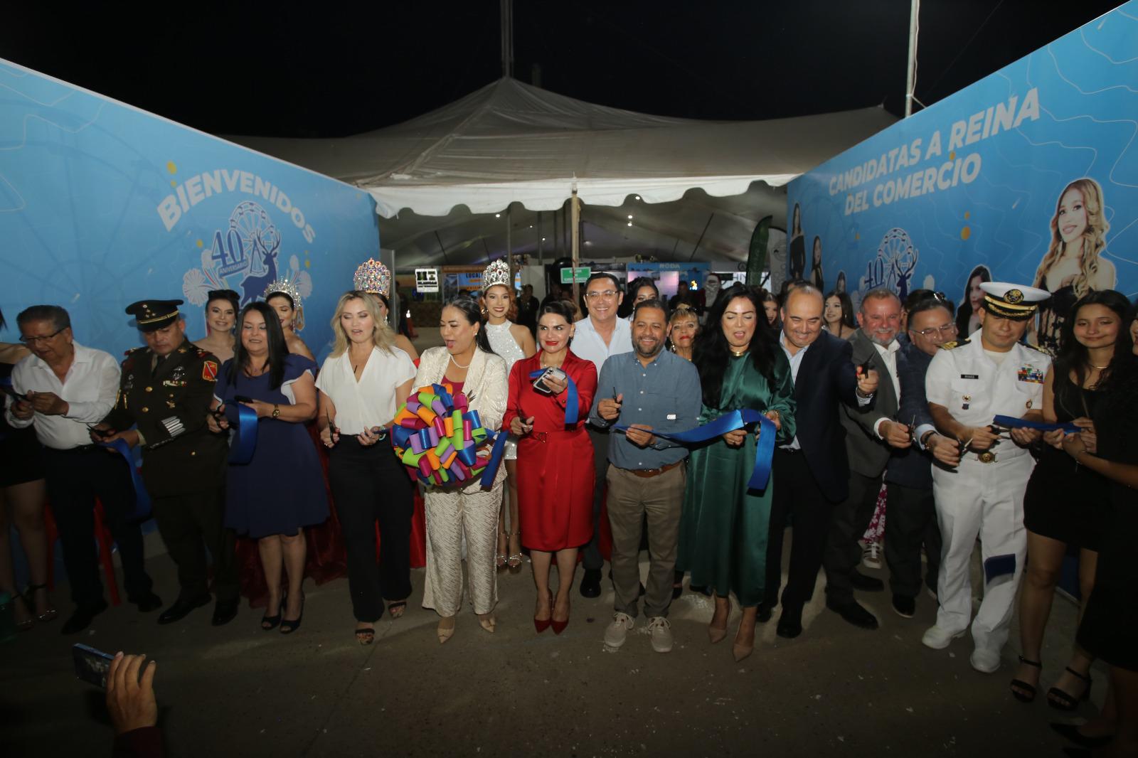 $!Francis Cázarez, presidenta de la Canaco Mazatlán, junto a diversos invitados especiales, realizaron el tradicional corte del listón.