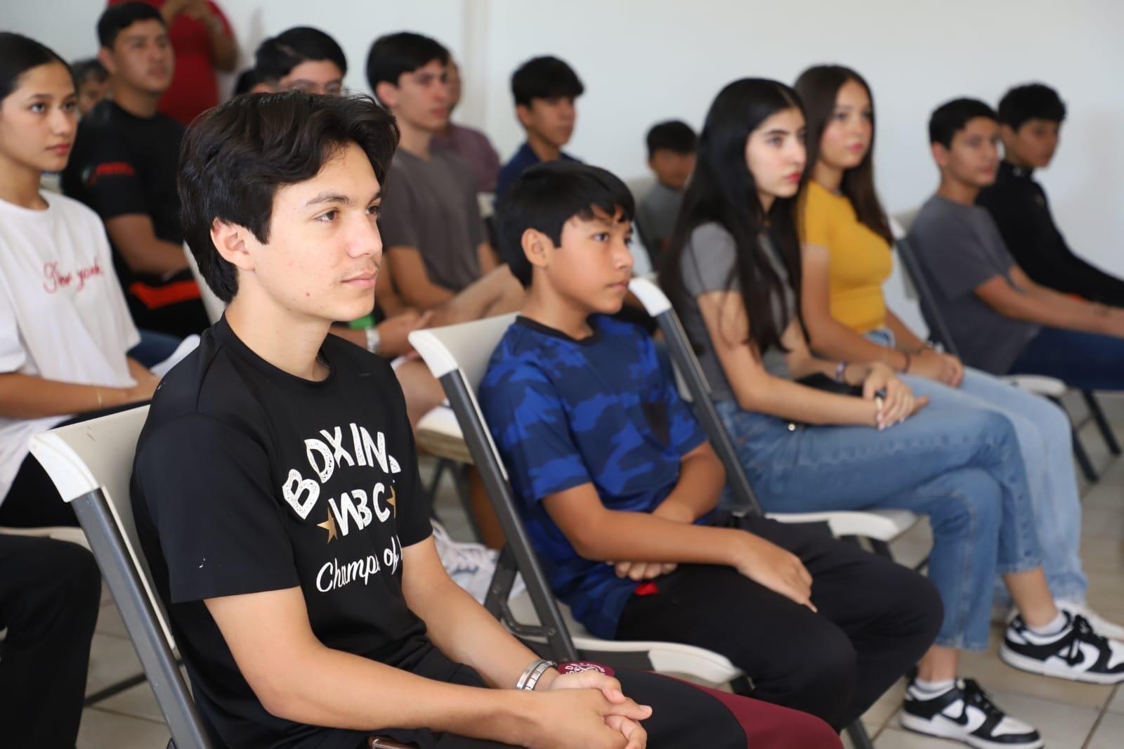 $!Entregan becas a deportistas destacados del municipio de Elota