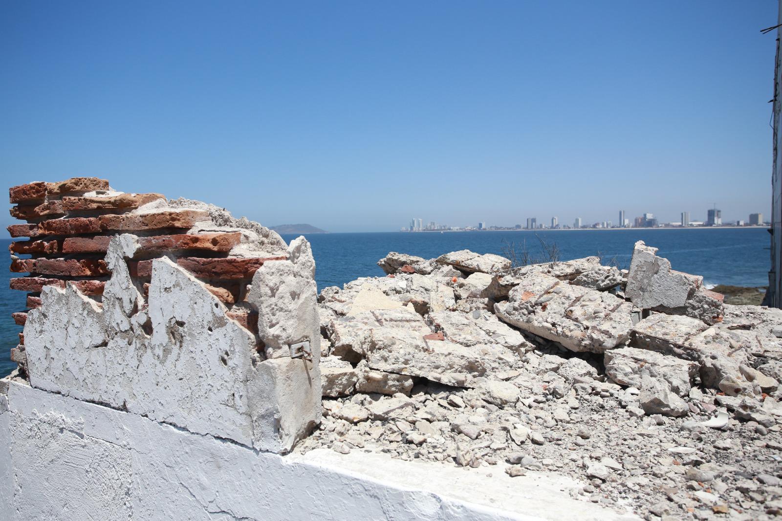 $!Deterioro acaba con edificio de Telégrafos en el Paseo Claussen de Mazatlán