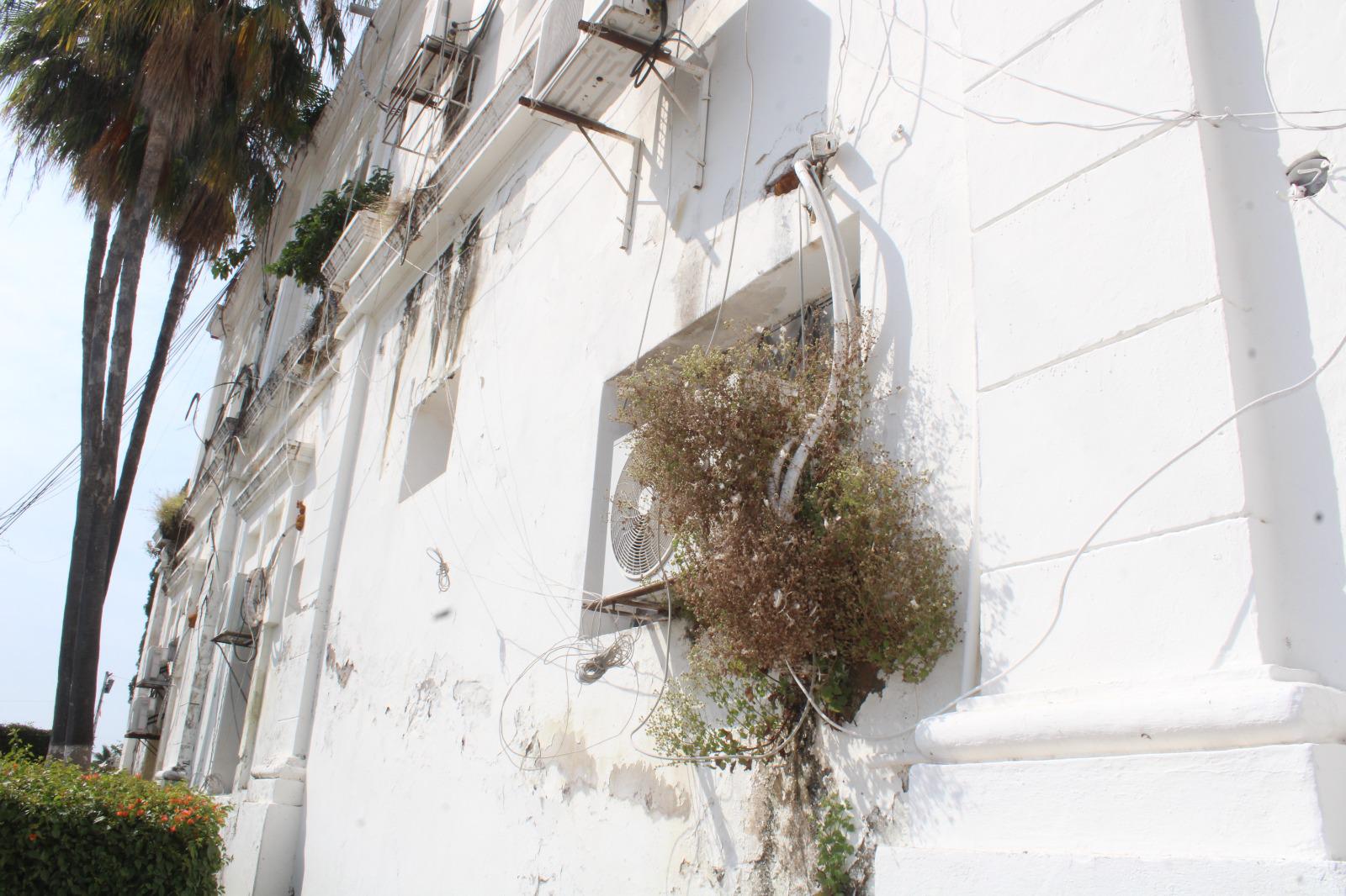 $!Decoran fachada del Ayuntamiento de Rosario; olvidan malas condiciones del resto del edificio