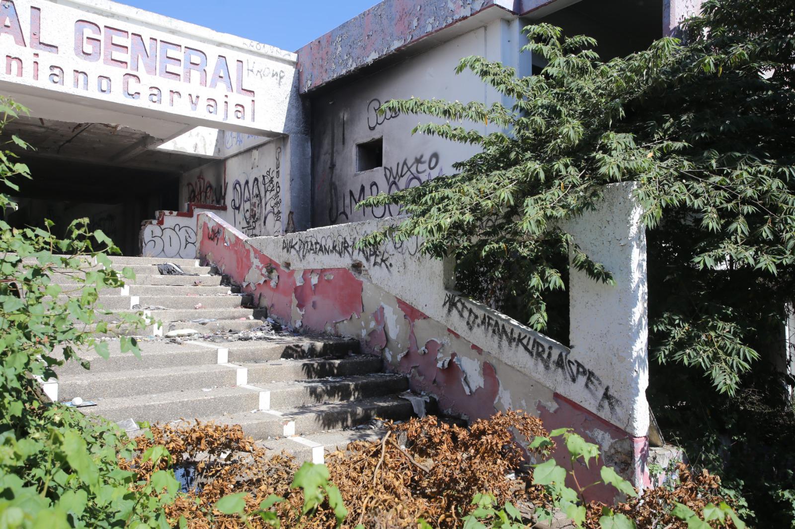 $!Entre maleza, basura y contaminación se encuentran las instalaciones del antiguo Hospital General, en Mazatlán