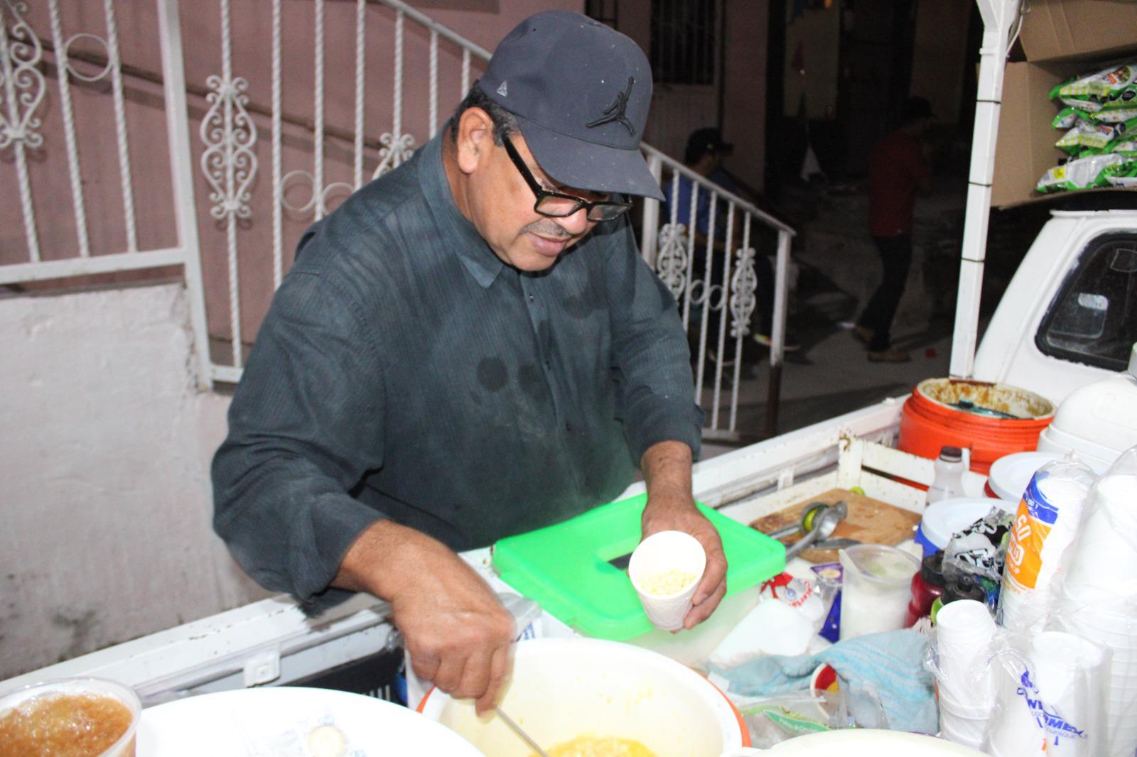 $!César Armando, ‘El hermano’, una vida vendiendo tejuinos y elotes en poblados de Rosario