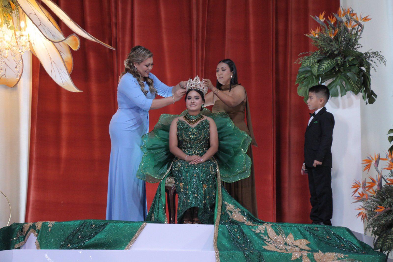 $!Isabella I es coronada Reina de los Juegos Florales de la Feria de la Primavera en Rosario