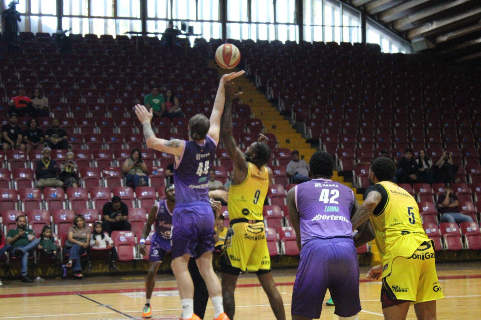 $!Venados Basketball toma revancha ante Caballeros