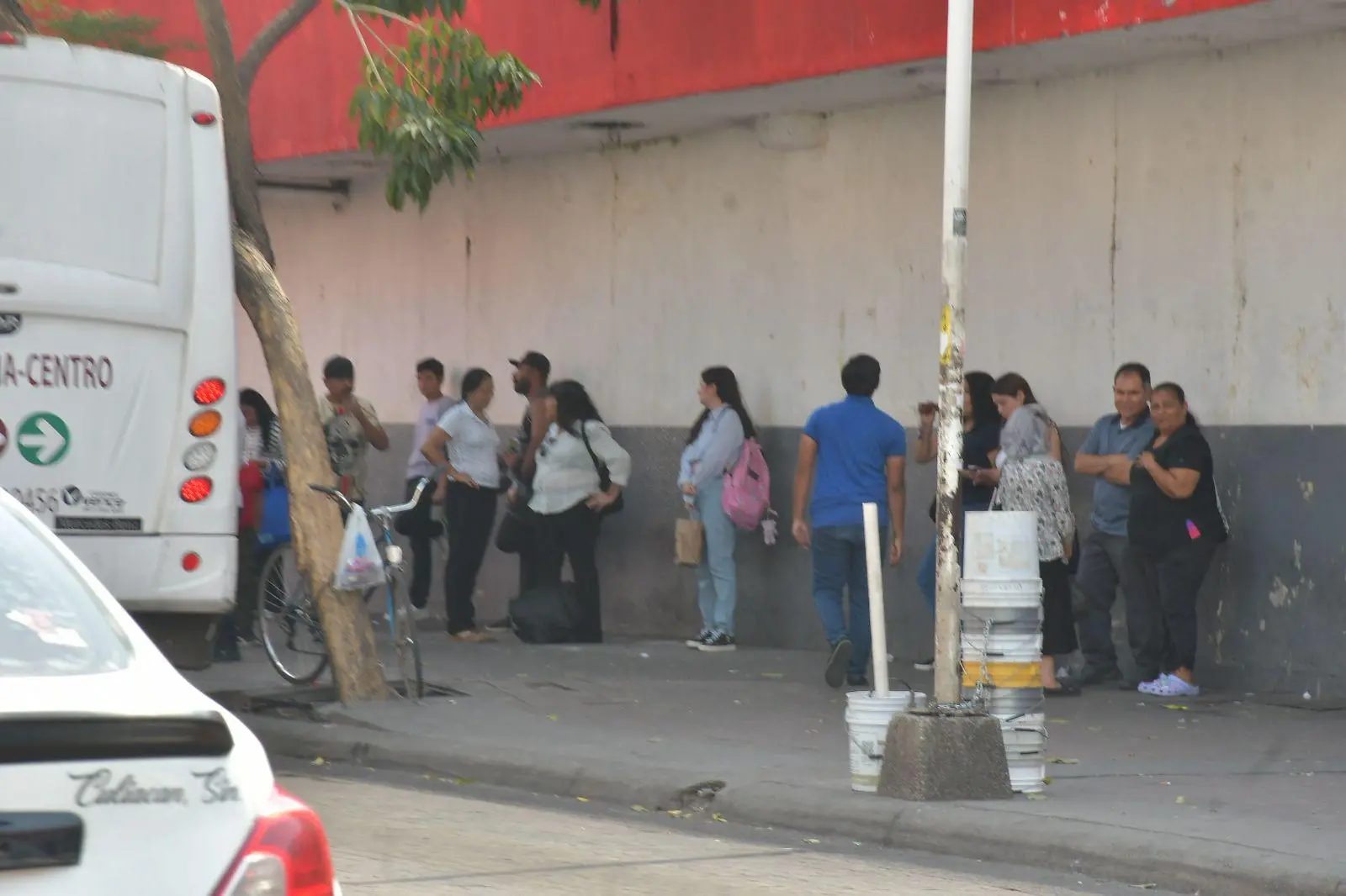 $!Entre el calor y la espera: Usuarios se quejan de las deficiencias del transporte público en Culiacán