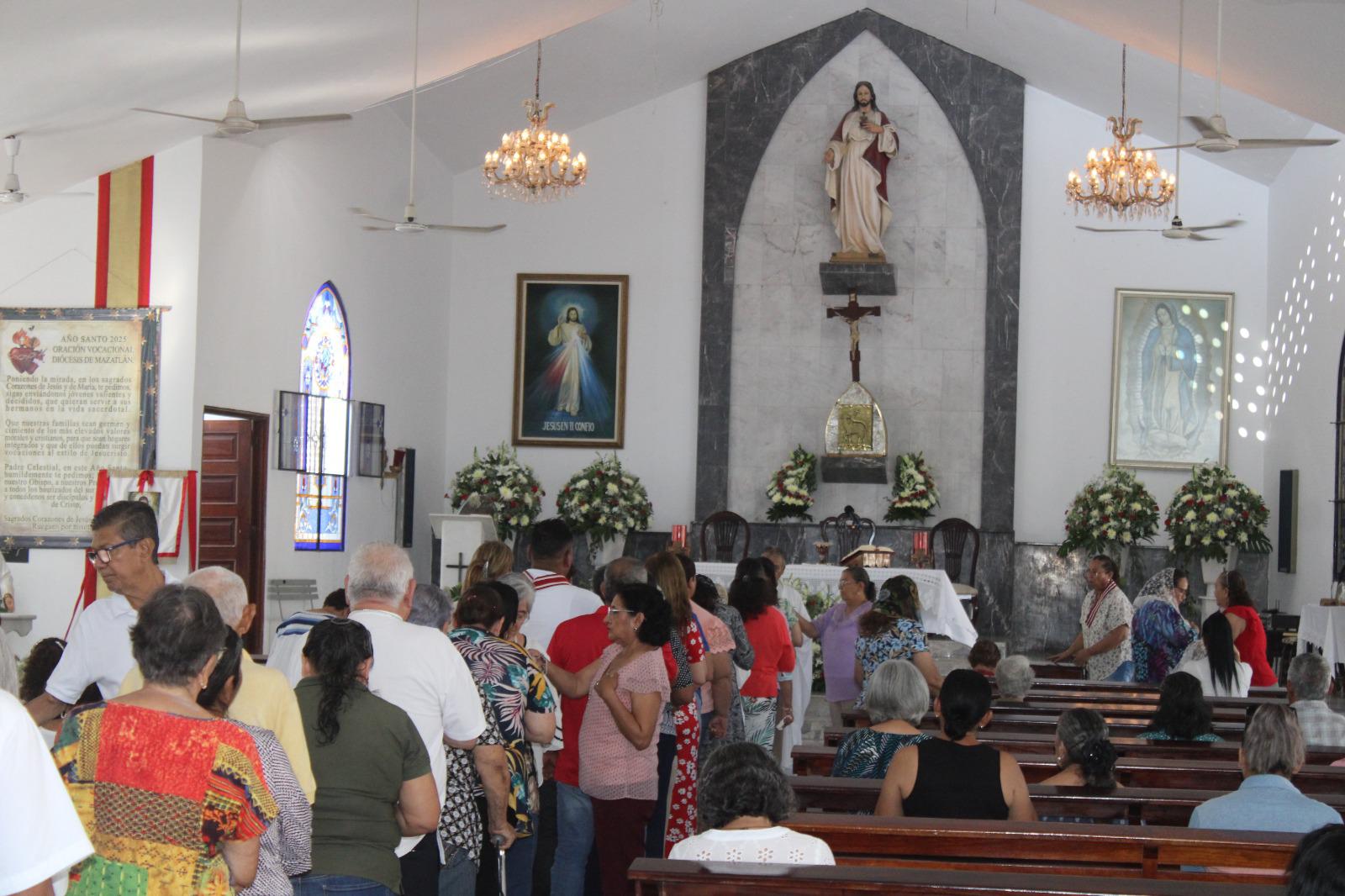 $!Con Mañanitas y misa celebran en Rosario la solemnidad del Sagrado Corazón de Jesús