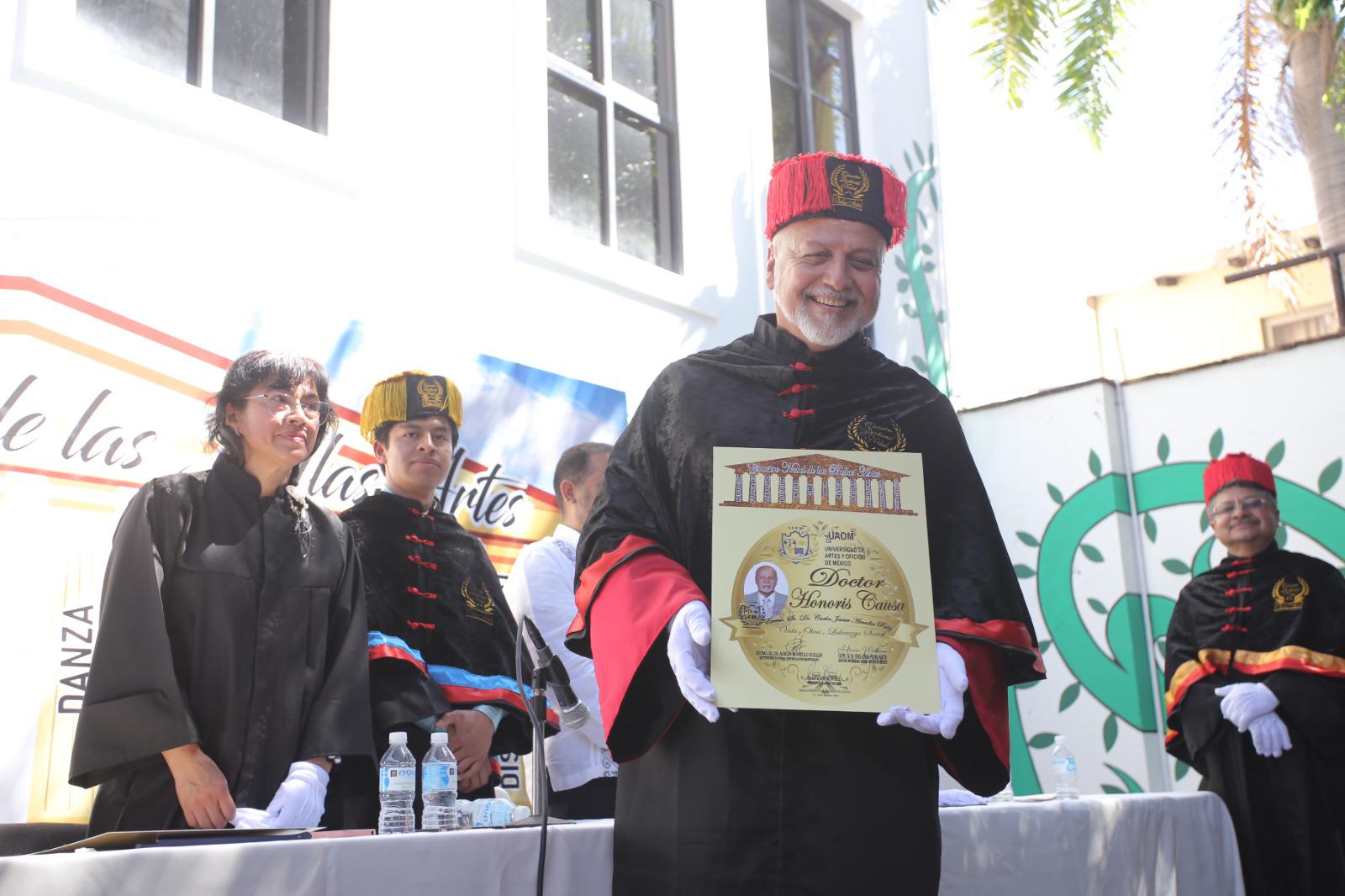 $!Carlos Javier Arcadia es el director del Ballet Folklórico del Instituto Municipal de Cultura, Turismo y Arte de Mazatlán.