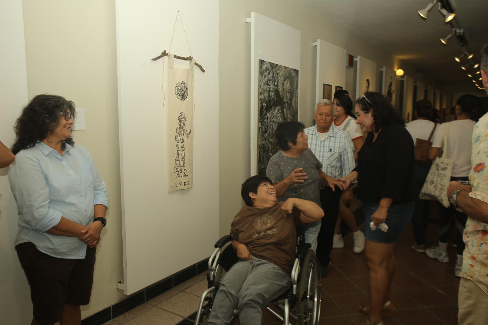 $!La artista plástica Yaz González agradeció la presencia de familiares, amigos y público que acudieron a conocer su propuesta artística.