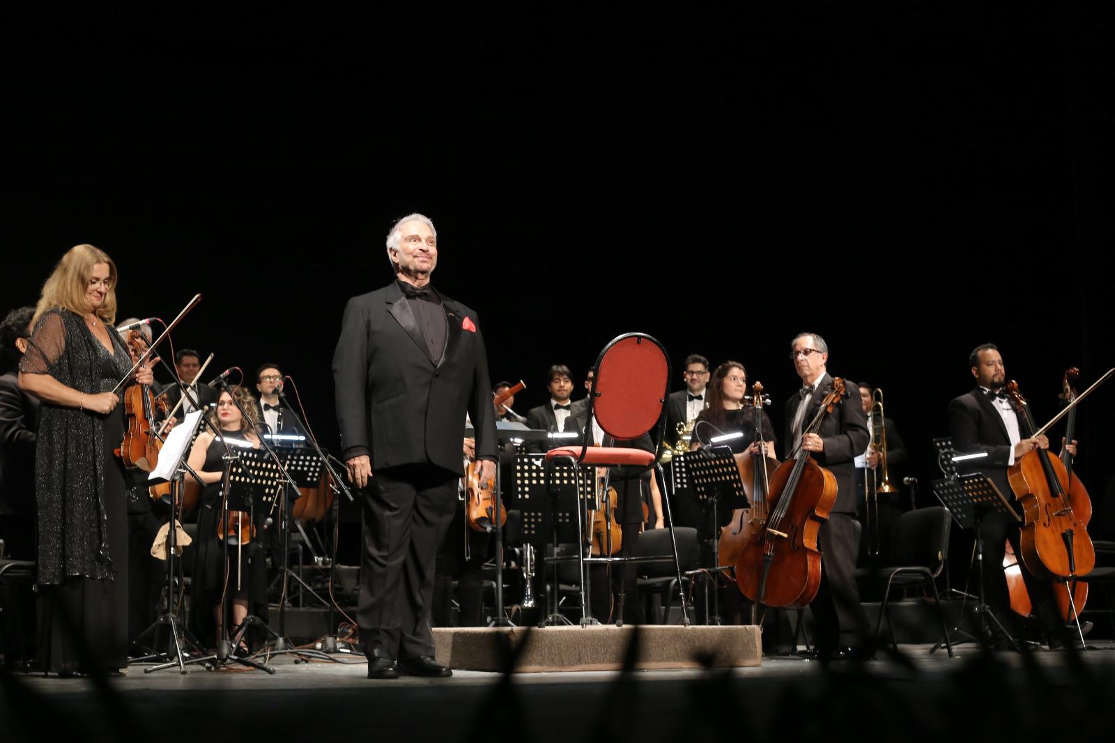 $!Enrique Patrón de Rueda dirigió a la Camerata Mazatlán durante el concierto.