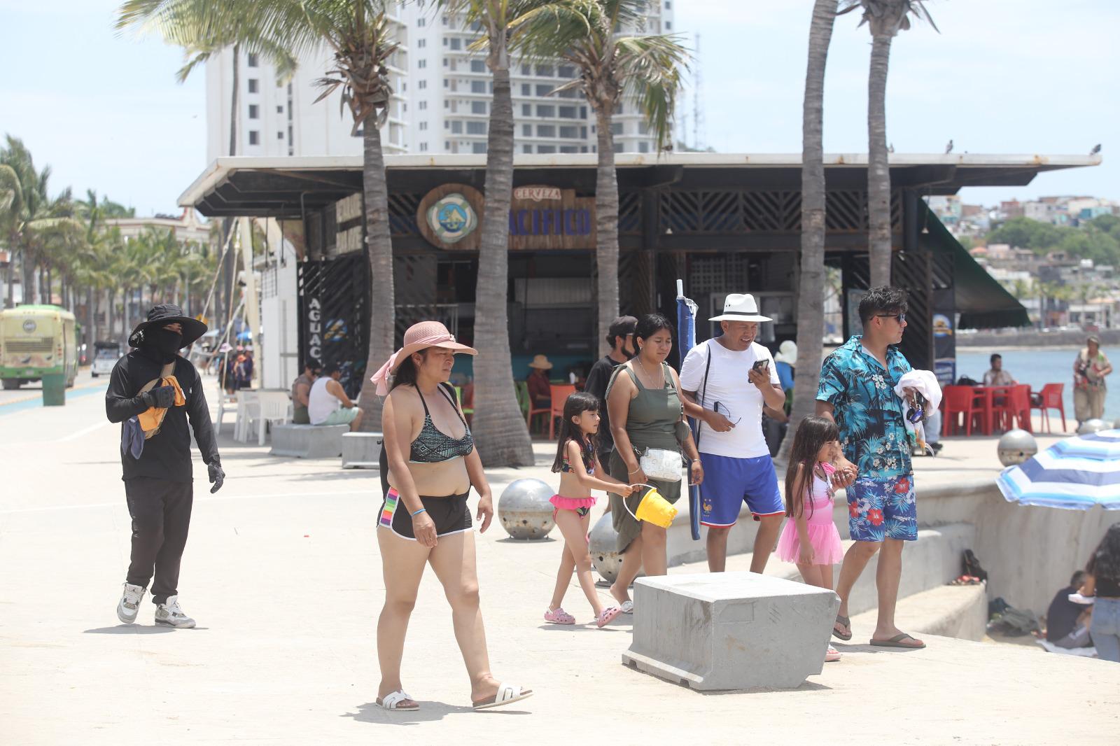 $!Turismo nacional se apodera de la zona costera de Mazatlán durante el fin de semana