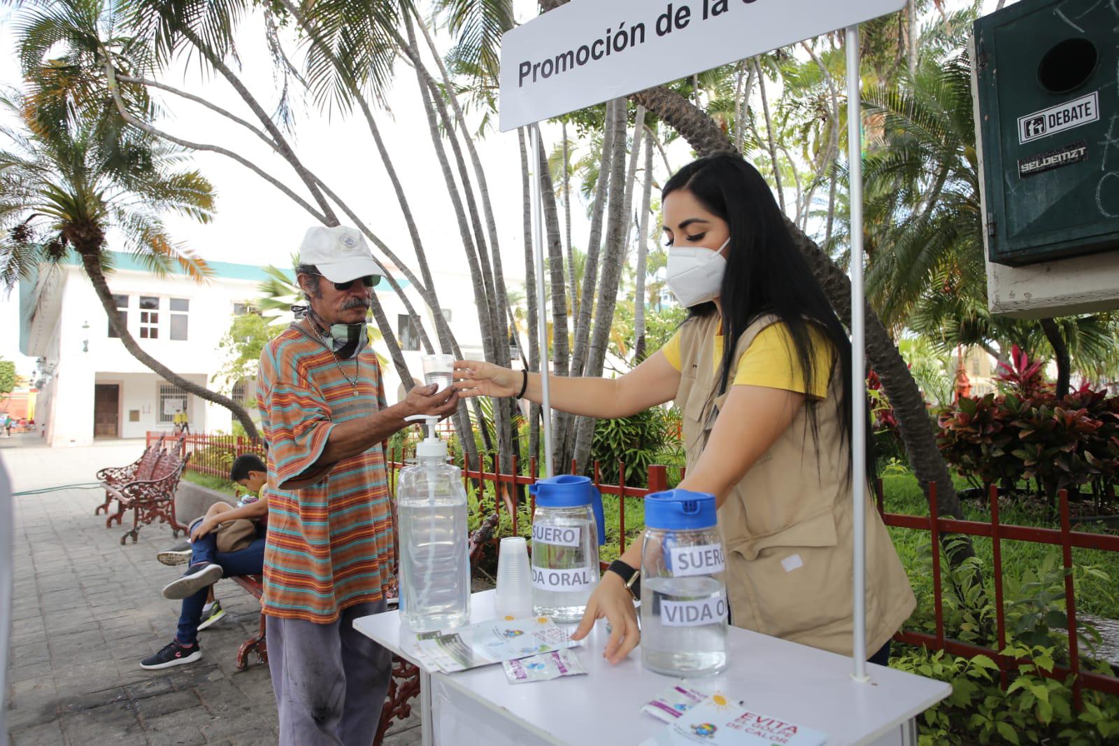 $!Secretaría de Salud realiza campaña contra golpe de calor, en Mazatlán