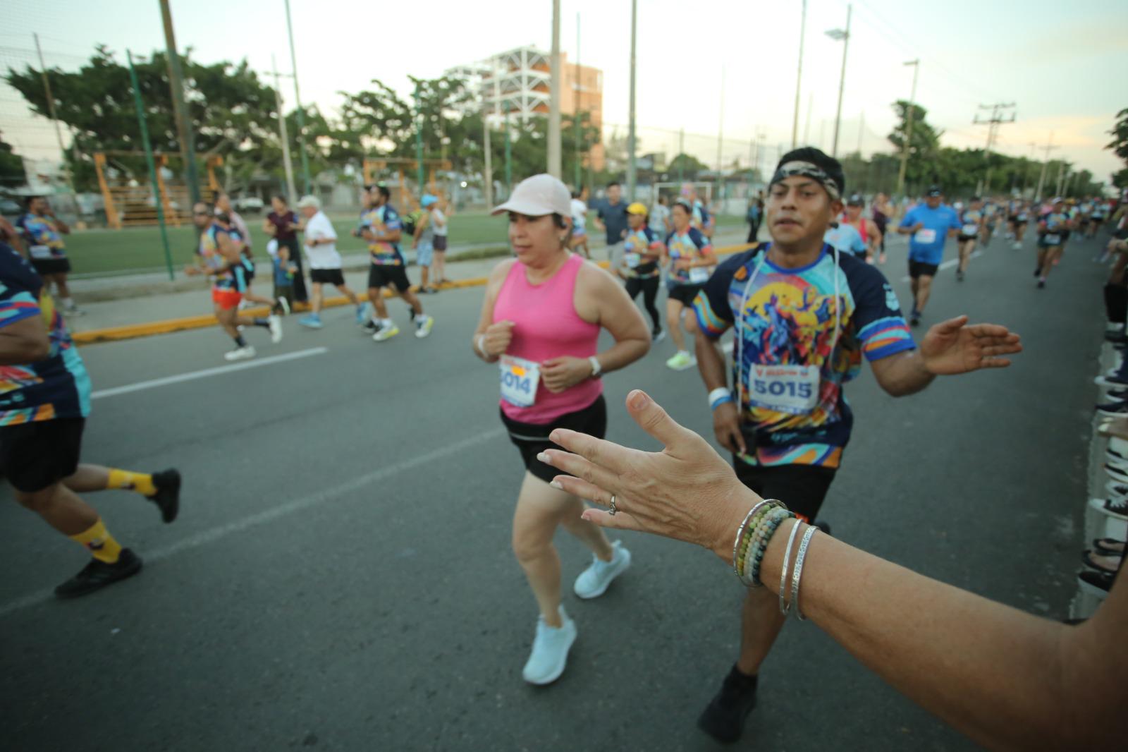 $!Corredores de todo el País toman salida de 10 kilómetros del Gran Maratón Mazatlán