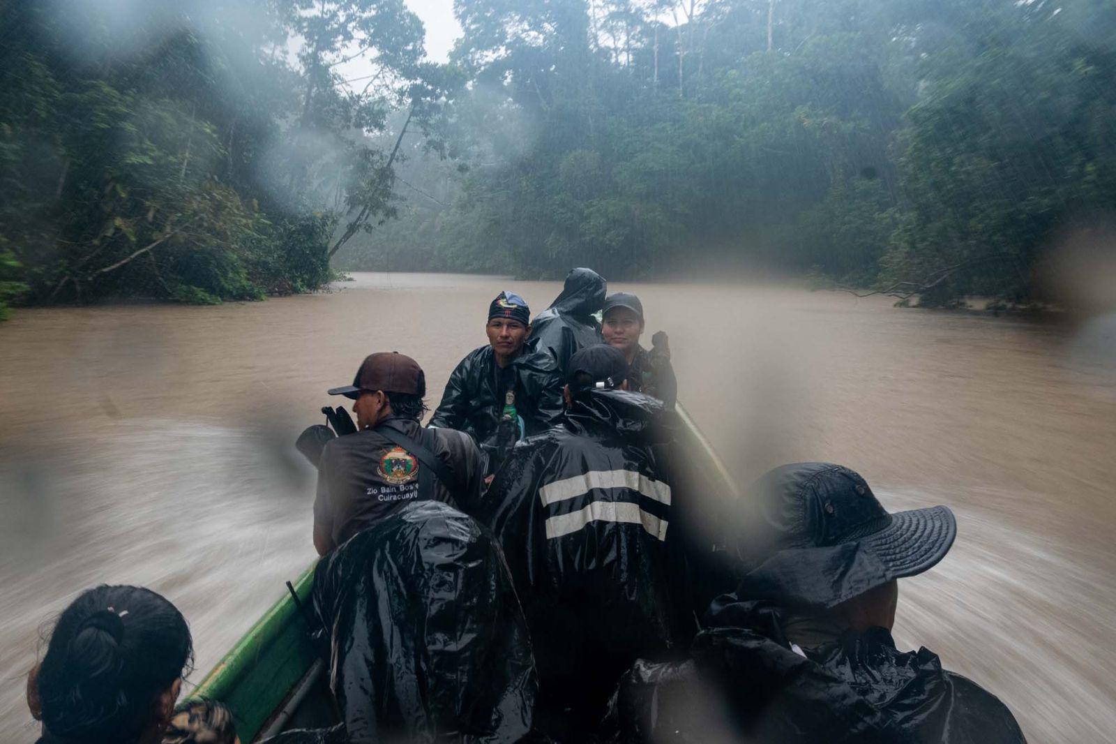 $!La joven defensora, al fondo a la derecha, en un patrullaje fluvial.