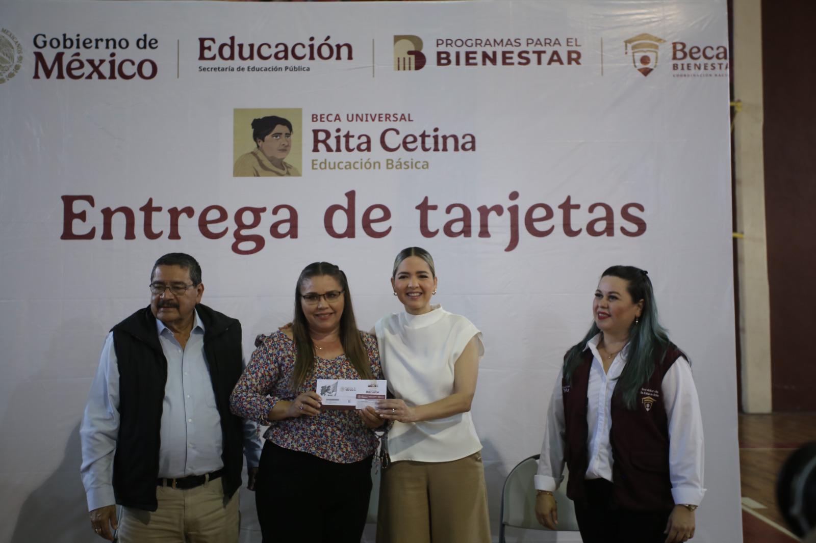 $!Reciben estudiantes de la ETI 5 526 tarjetas de la beca universal Rita Cetina
