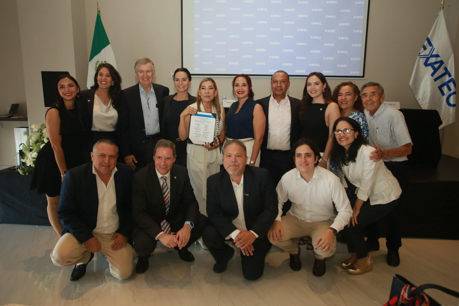 $!Martha Zulema muestra la acta oficial.