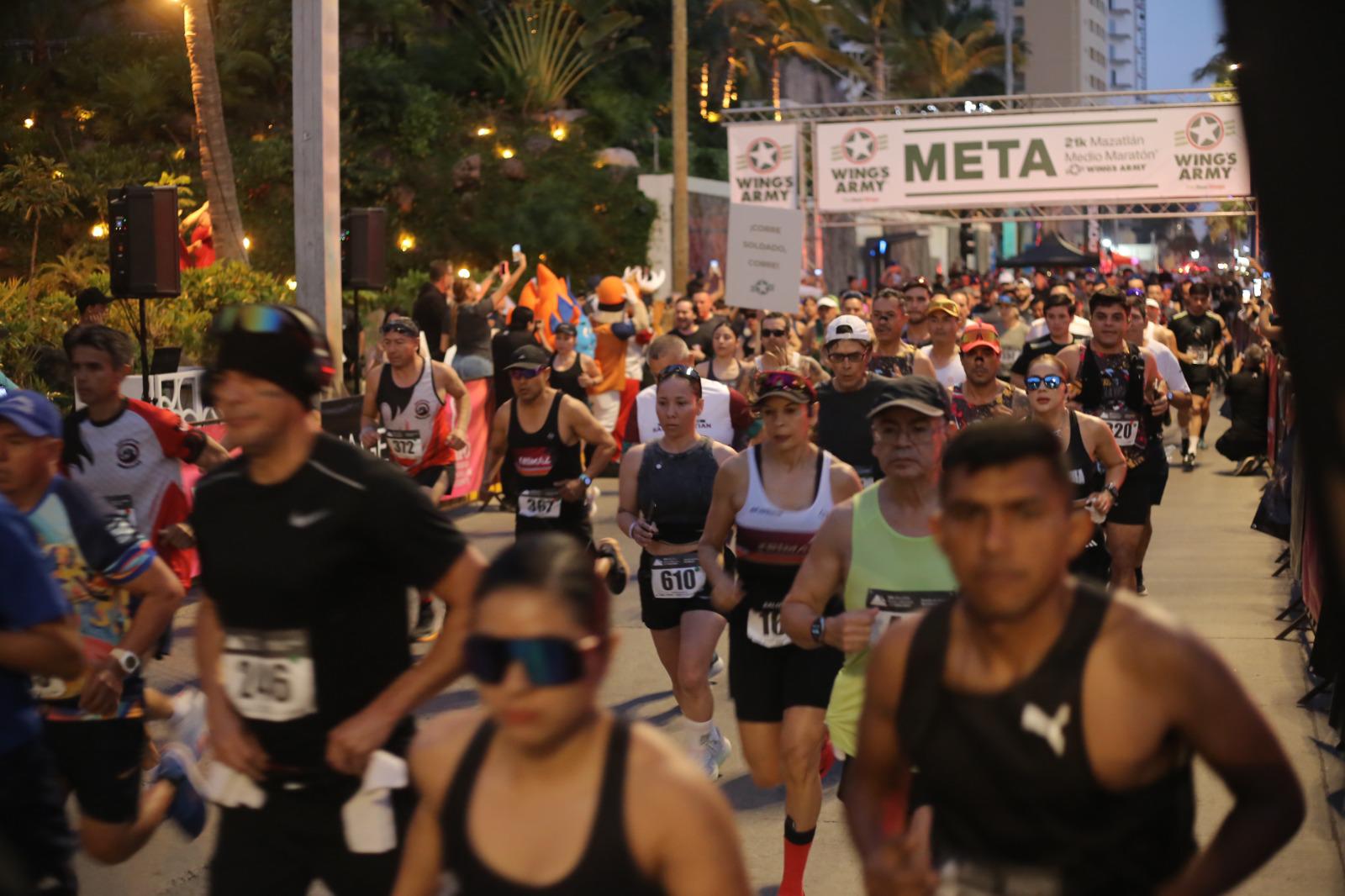 $!Olímpico Juan Luis Barrios conquista el Medio Maratón Mazatlán