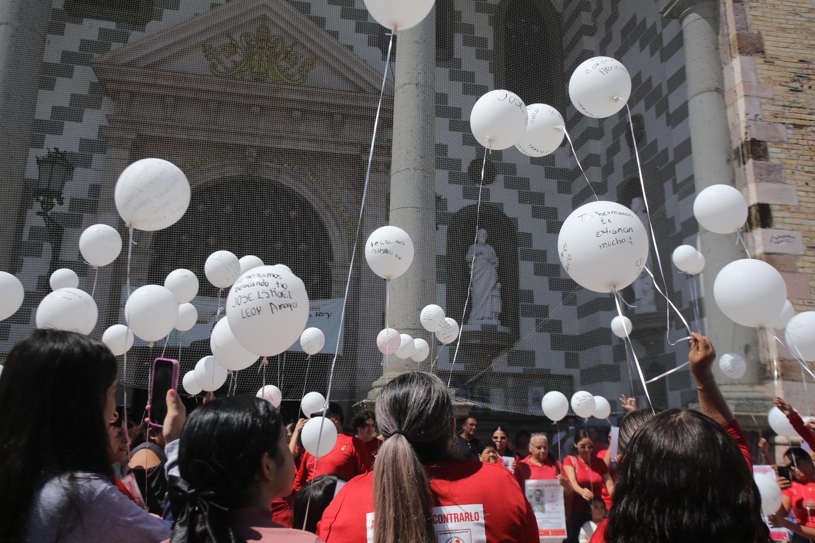 $!Elevan plegaria por sus desaparecidos en Catedral de Mazatlán