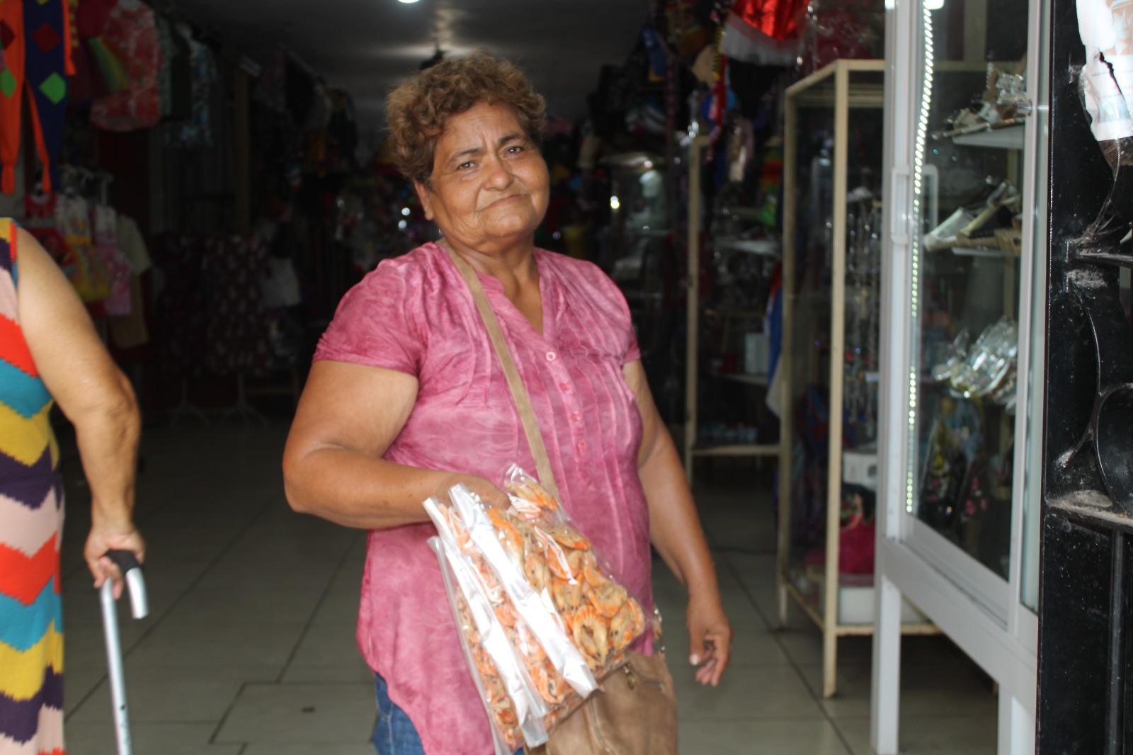 $!Ana María pidió 10 kilos de camarón seco fiados y encontró un oficio digno para salir adelante